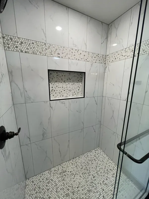 Tiled shower with mosaic niche